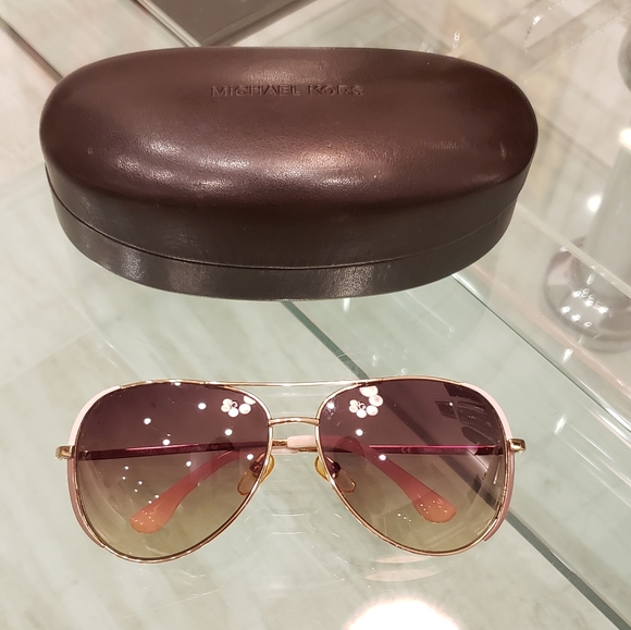 EUC - MICHAEL KORS Chelsea cream and tan sunglasses with gradient brown lenses